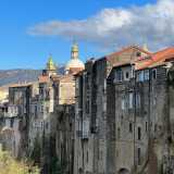 A Sant�Agata de' Goti, un borgo in provincia di Benevento, alcune donne fanno ancora il bucato all'area aperta